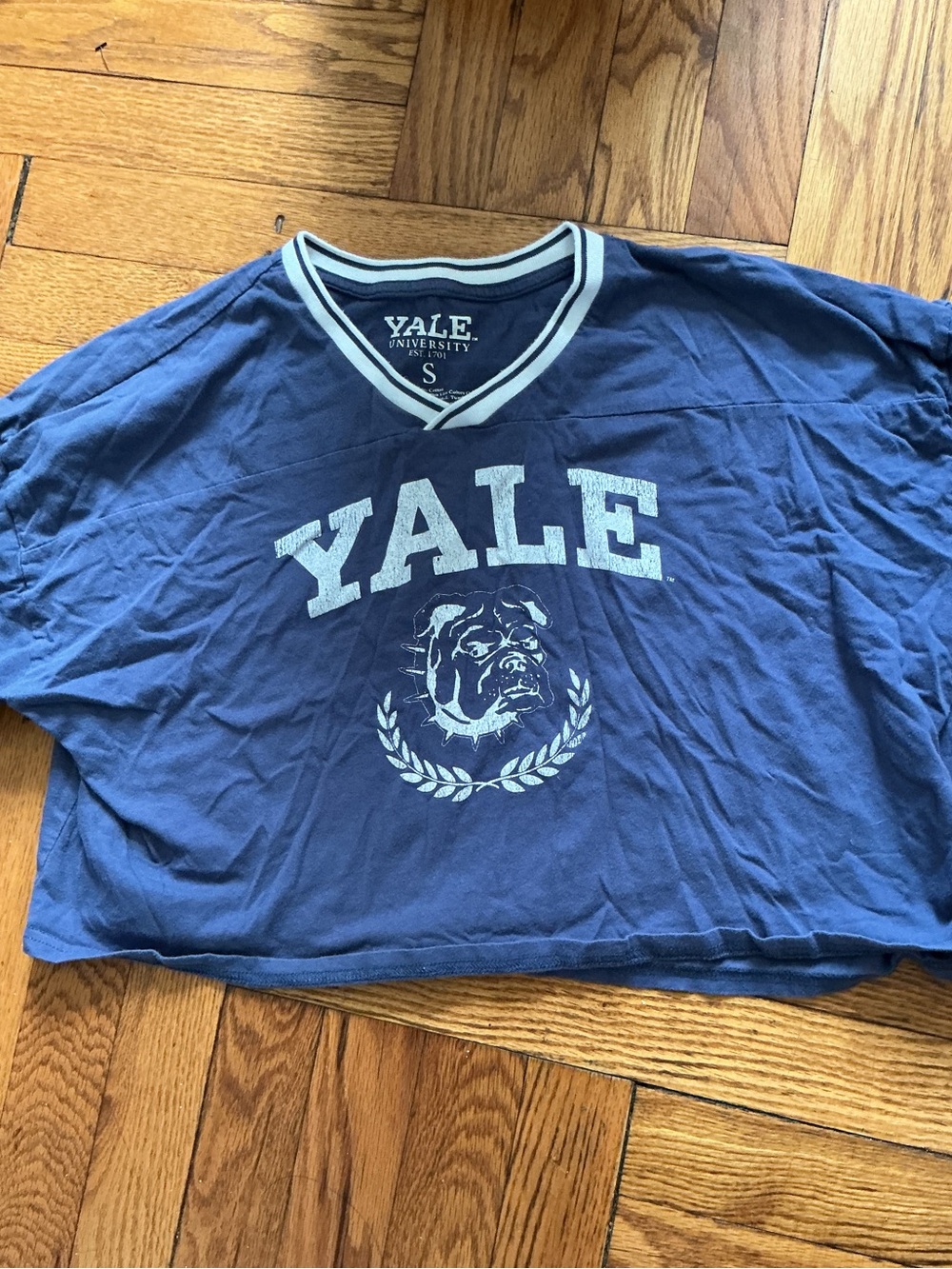 Yale Bulldog Cropped V-Neck Tee - Blue